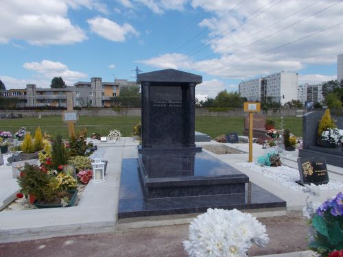 Monument avec stèle haute à colonnes