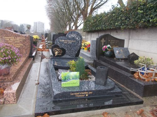 Pierre tombale jardinet avec stèle "Coeur"